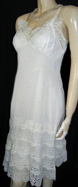 *VINTAGE CAROL BRENT LINGERIE 4-TIER RUCHED NYLON & LACE HEM NYLON TRICOT SLIP IN WEDDING CAKE