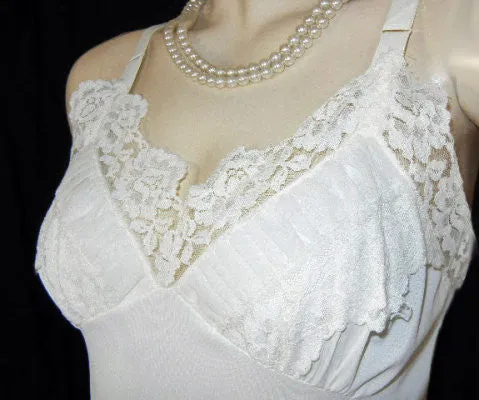 *VINTAGE CAROL BRENT LINGERIE 4-TIER RUCHED NYLON & LACE HEM NYLON TRICOT SLIP IN WEDDING CAKE