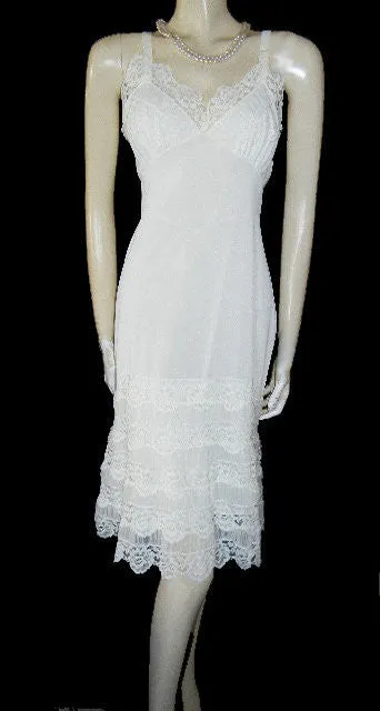 *VINTAGE CAROL BRENT LINGERIE 4-TIER RUCHED NYLON & LACE HEM NYLON TRICOT SLIP IN WEDDING CAKE